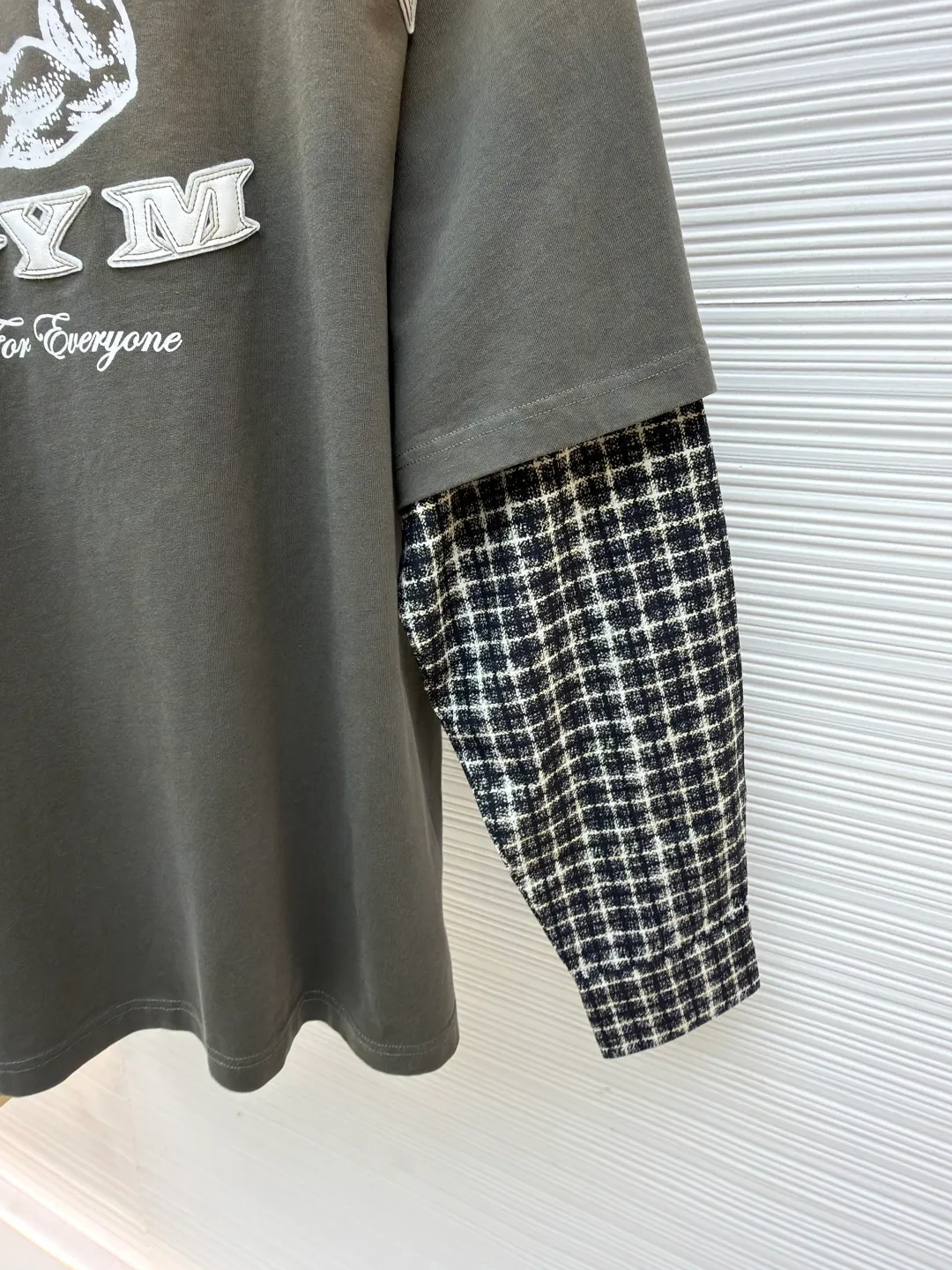 Acne Studios old logo fake two-piece long sleeves ●Original version: purchased and developed for 5500 ●Item number: 1681409-A65 ●Fabric: plain cotton fabric ●Technology: glue printing production ●Color: gray ●Version: fitted version ●Weight: about 425 grams ●Size: S-M-L-XL ●Description: Customized elegant cotton double-ply soft plain weave fabric and plaid moire memory plain weave cotton, soft, delicate and comfortable to the skin A hint of calmness and restraint in gray-toned green exudes a quiet and deep beauty. The ACNE GYM logo on the body is outlined with powerful white lines. For Everyone is simple but contains profound meaning. The old-fashioned effect that is inadvertently smudged meets the carrier of retro sentiment. It makes a stunning appearance in a fake two-piece version. It cleverly simulates the layering effect and is full of fashionable tension. Make every outfit a fashionable feast, using imported machine appliqué technology. Use advanced computer control systems and precision mechanical components to implement ACNE GYM appliqué operations. Present an embroidery effect with both clarity and three-dimensionality, using glue printing. The printing has been modified three times with film screens. Use glue liquid paint to print the pattern on the fabric. Bake the fabric to fix the printing pattern, and use the gradient old-fashioned spray process. Spray dyes of different colors on the surface of the fabric. Realize that clothes can show rich color changes under different lights and increase visual layering. The overall wiring is straight and delicate, the fabric is comfortable and soft, and the color is consistent without color difference. It can be matched with the same style to create a fashionable look and control various occasions. Customized accessories, complete with three standards, same style for men and women!
